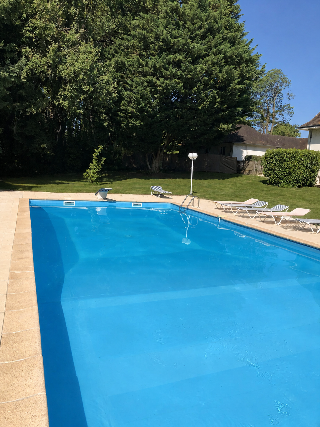 Piscine privée · 14 × 6 m, vue 2